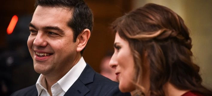 Τσίπρας-Μπαζιάνα πήγαν θέατρο -Στο «Ξύπνα Βασίλη» στο Εθνικό (εικόνες)